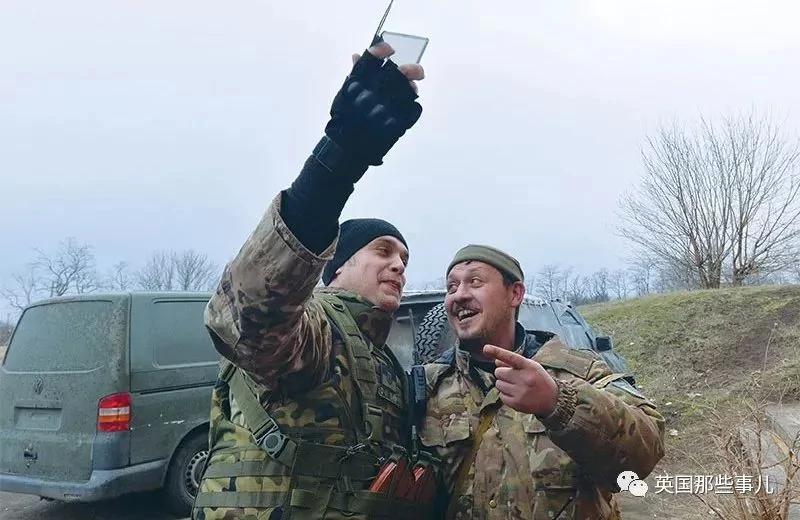 最怕不过猪队友!俄罗斯大兵边打仗变自拍当网红