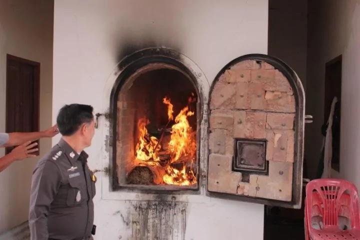 泰网友提醒拍照中国游客:那是烧尸房不是佛寺