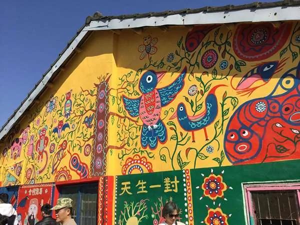 90岁老奶奶在墙壁上画画 居然让家乡成为一个知名的“观光景点”了!