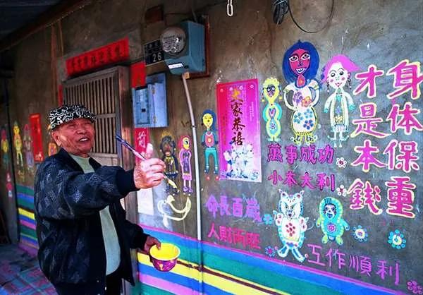 90岁老奶奶在墙壁上画画 居然让家乡成为一个知名的“观光景点”了!