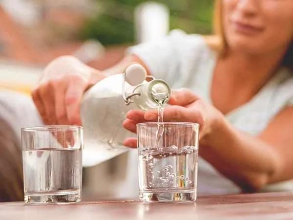 有钱人喝的水也太夸张…最贵的那瓶 居然跟一辆“跑车”的价格差不多!