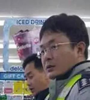 金毛抢劫超市 可警察叔叔都不好意思抓它…