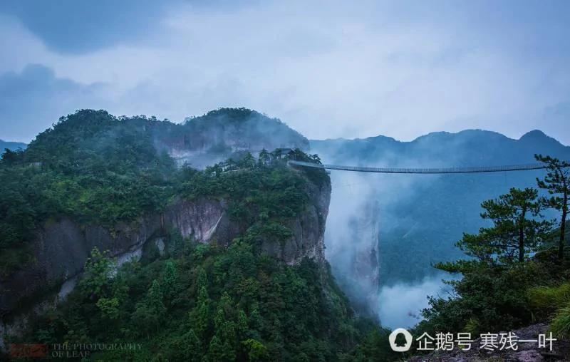 一个神仙居住的地方 几个老外在云端行走 看到脚软!