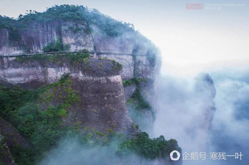 一个神仙居住的地方 几个老外在云端行走 看到脚软!