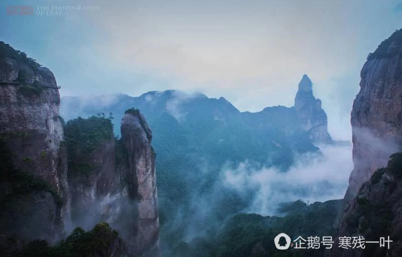 一个神仙居住的地方 几个老外在云端行走 看到脚软!