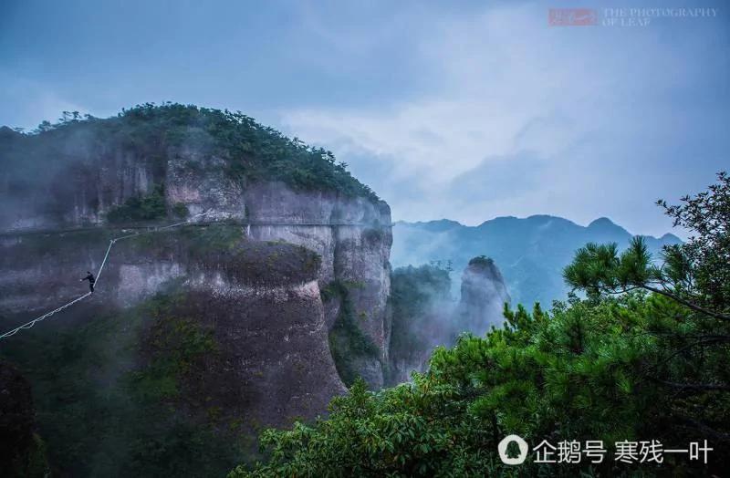 一个神仙居住的地方 几个老外在云端行走 看到脚软!
