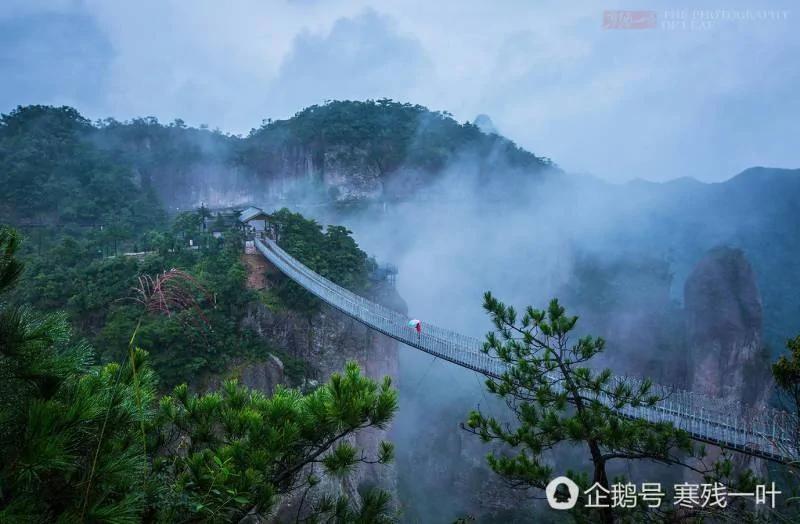 一个神仙居住的地方 几个老外在云端行走 看到脚软!