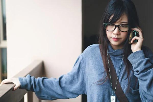 儿子跟朋友聚会传1字简讯 老爸立即知道他有麻烦