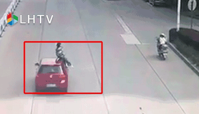 少女身怀“绝世武功” 被撞后飞身上车淡定落地