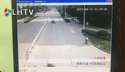 少女身怀“绝世武功” 被撞后飞身上车淡定落地