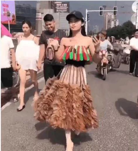 妹子竟穿鸡毛掸子上街 路人:这样美吗