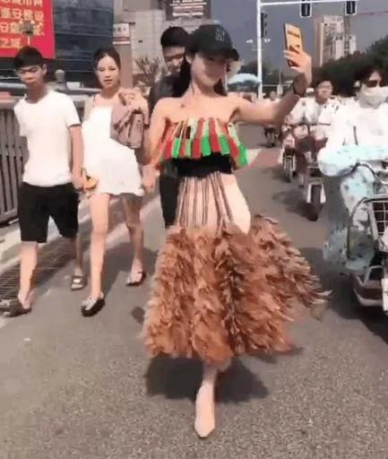 妹子竟穿鸡毛掸子上街 路人:这样美吗