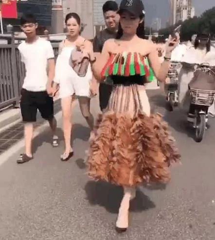 妹子竟穿鸡毛掸子上街 路人:这样美吗