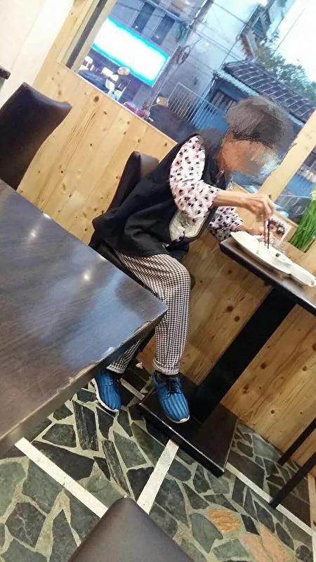 婆婆三问老板“我付过钱了吗?”老板善意的骗局让网友大赞