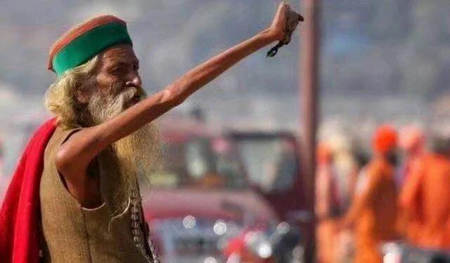 印度苦行僧手臂举起45年不曾放下