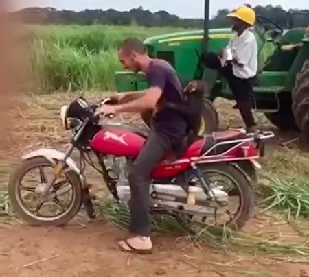 小猩猩想上机车兜风 坐地撒娇影片爆笑热传!