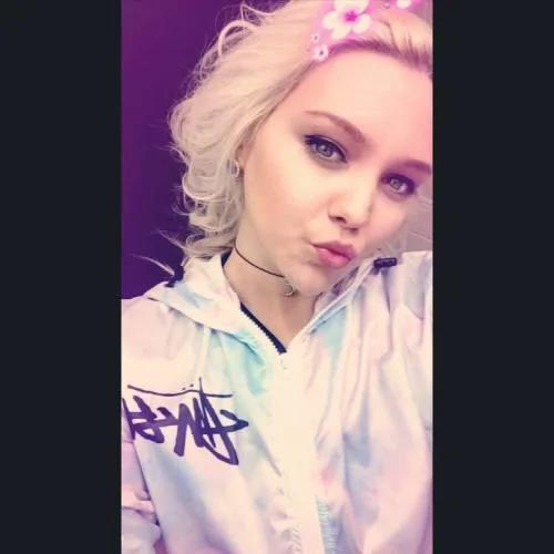 少女整个暑假不梳头 成了这模样