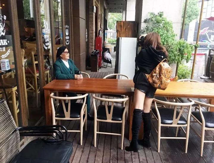 泪目!78岁老爷爷街拍帅遍朋友圈 但照片背后…
