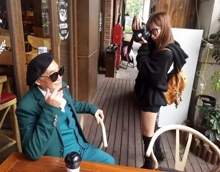 泪目!78岁老爷爷街拍帅遍朋友圈 但照片背后…