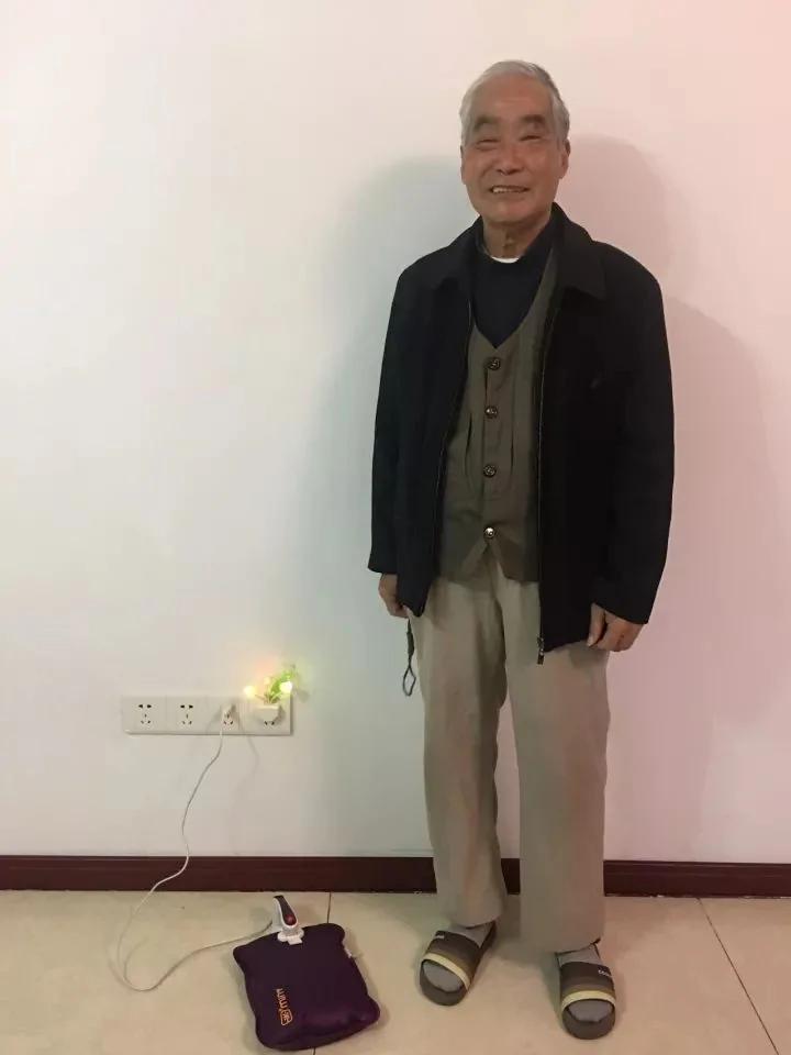 泪目!78岁老爷爷街拍帅遍朋友圈 但照片背后…