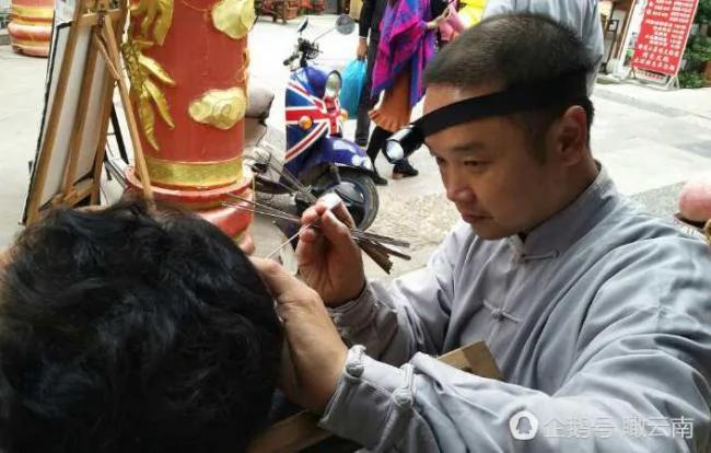 一姑娘游大理享受掏耳朵 竟掏出玉珠子