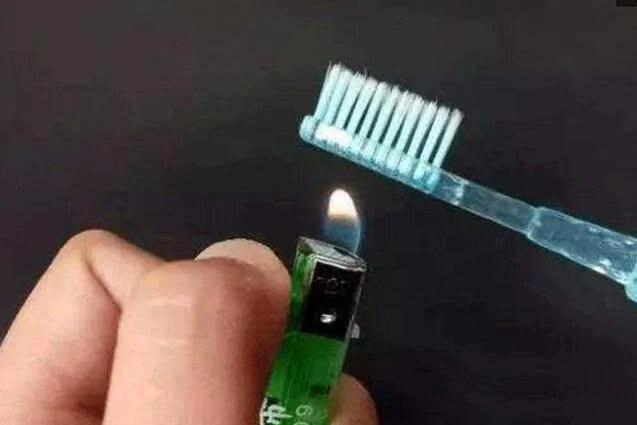 旧牙刷不要再扔了 用打火机轻轻一烧就是个宝 后悔没有早点知道