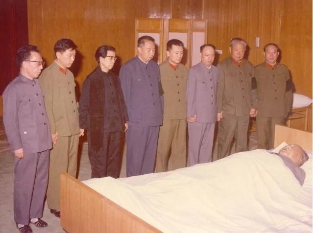 “言事两权分立”与四人帮的覆灭
