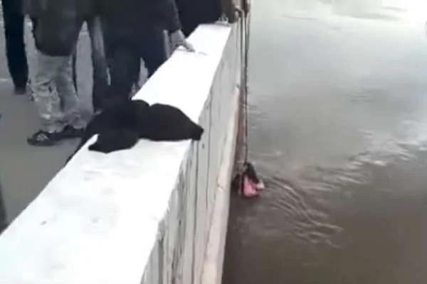 16岁少年跳入河水救了“父女三人” 当少年的身份被揭开时…