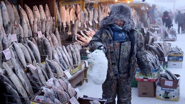 世界最寒冷的村庄:最低温达-71.2℃ 活鱼秒变石头 水却不会结冰!