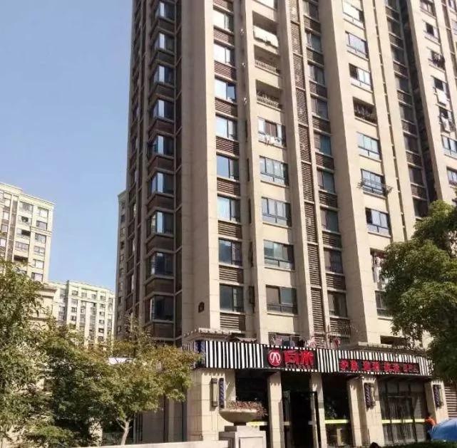 小区一只公鸡每天5点总要叫上50分钟 居民:快崩溃了