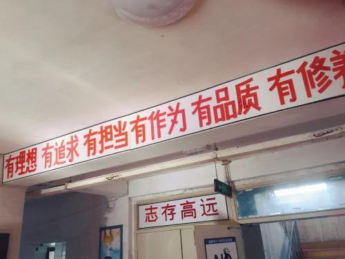 大学生晚归跳窗屡禁不止宁宿管大爷公开信火了