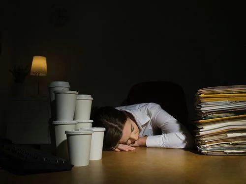 熬夜伤身 做这些事挽救一点损害