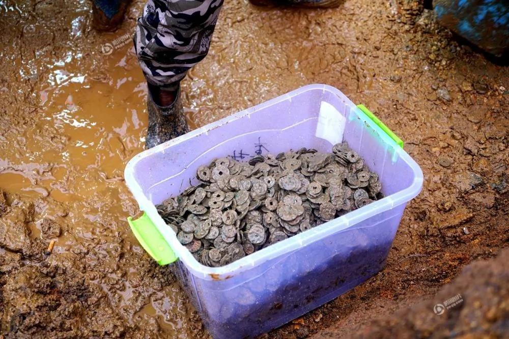 民宅旧房改造现“宝藏” 挖出5.6吨古币