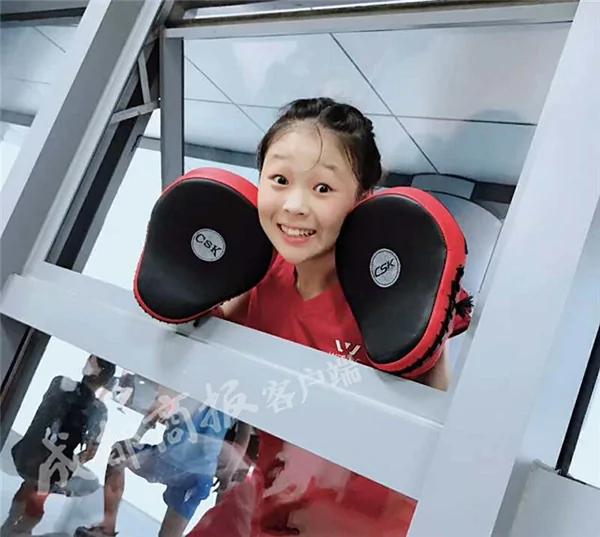 这么萌的14岁女孩 竟能一拳打倒140斤成年壮男