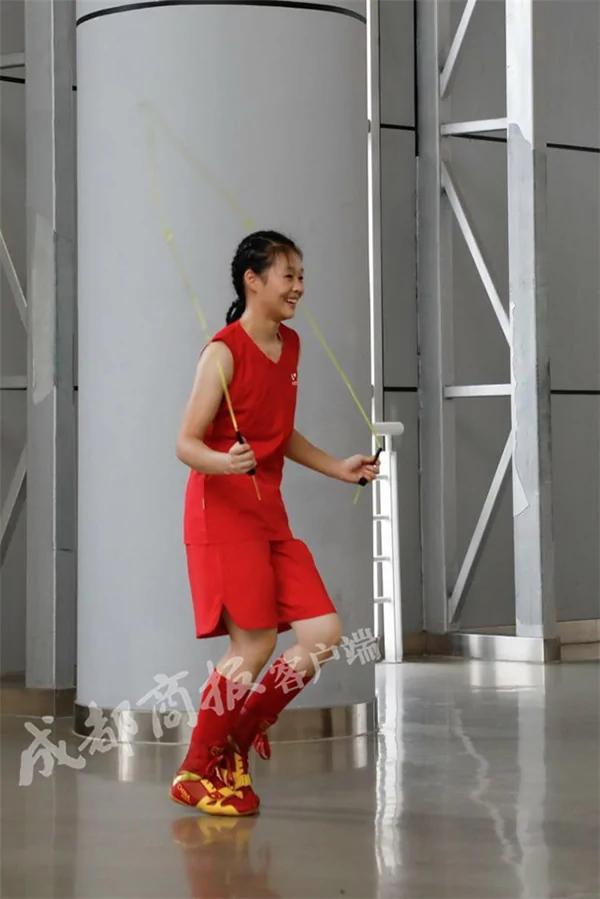 这么萌的14岁女孩 竟能一拳打倒140斤成年壮男