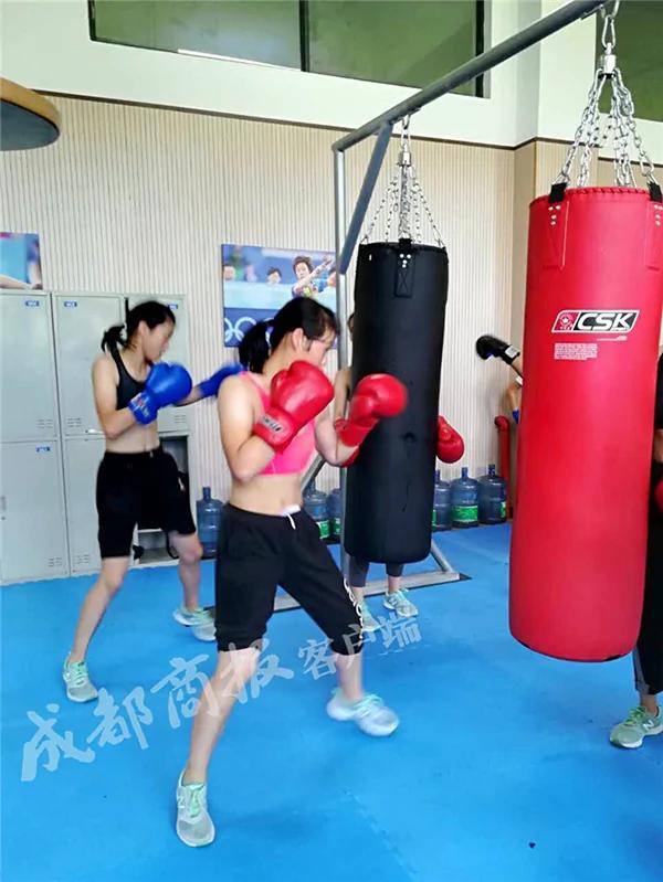 这么萌的14岁女孩 竟能一拳打倒140斤成年壮男