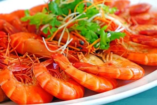火锅煮虾漂红…别误认「虾红素」 吃多恐中毒