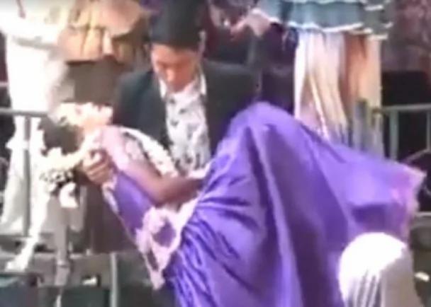 印尼女子被逼下嫁哭昏 前任上台抢新娘