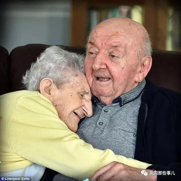 为照顾80岁儿子 98岁英国老妈跟他搬进同家养老院