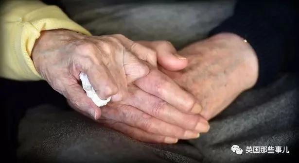 为照顾80岁儿子 98岁英国老妈跟他搬进同家养老院