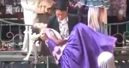新娘婚礼哭昏新郎冷眼旁观 前男友看不下去"抢婚"
