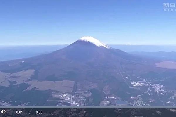 苏拉台风路过日本 把富士山山顶初雪吹光