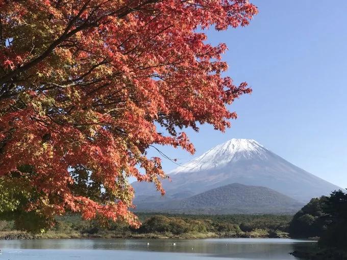 苏拉台风路过日本 把富士山山顶初雪吹光