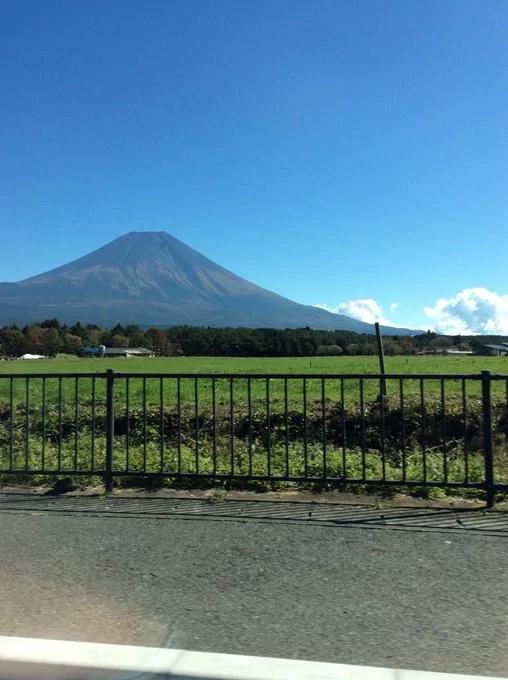 苏拉台风路过日本 把富士山山顶初雪吹光