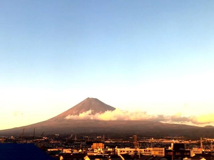 苏拉台风路过日本 把富士山山顶初雪吹光