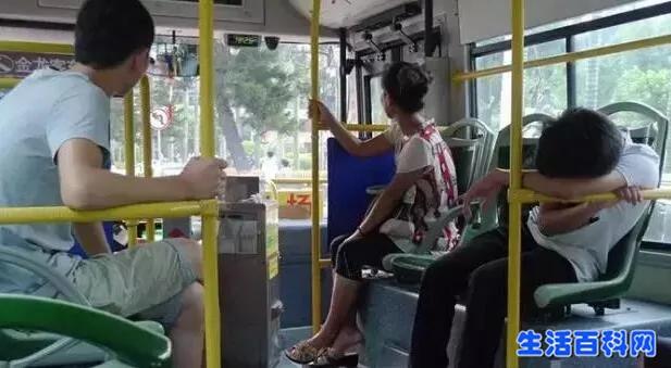 公交上不宜做的6件事 你一定中招