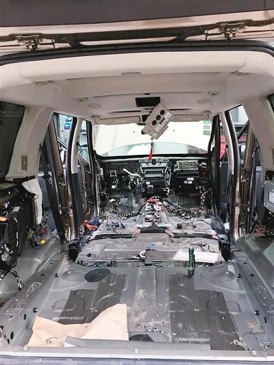 豪车里住进一只老鼠 为抓它路虎被扒得只剩车壳