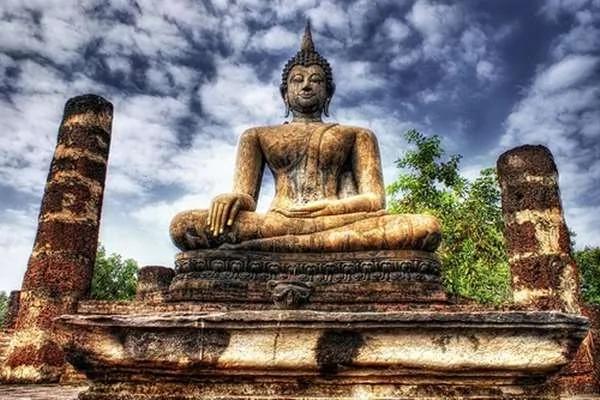 游客到泰国跟寺庙合照 当地人脸都吓歪了!