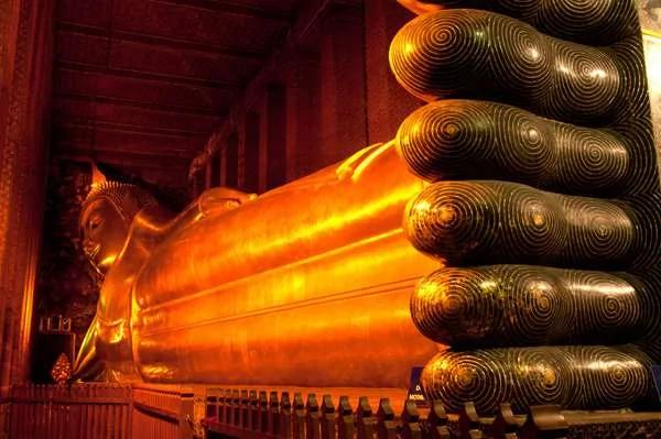 游客到泰国跟寺庙合照 当地人脸都吓歪了!