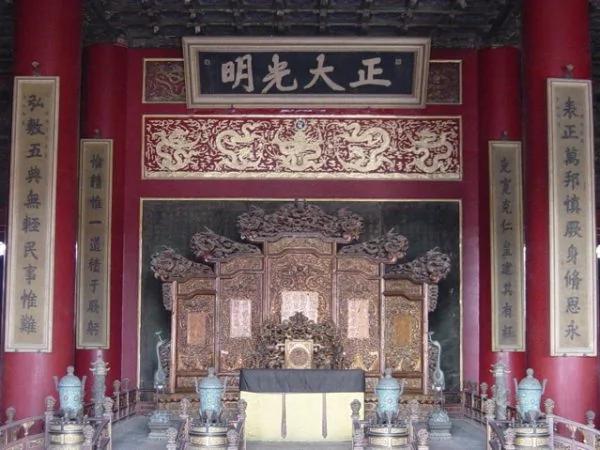 清朝皇帝的一日生活 从早晨到晚上的每个时段都干些什么?